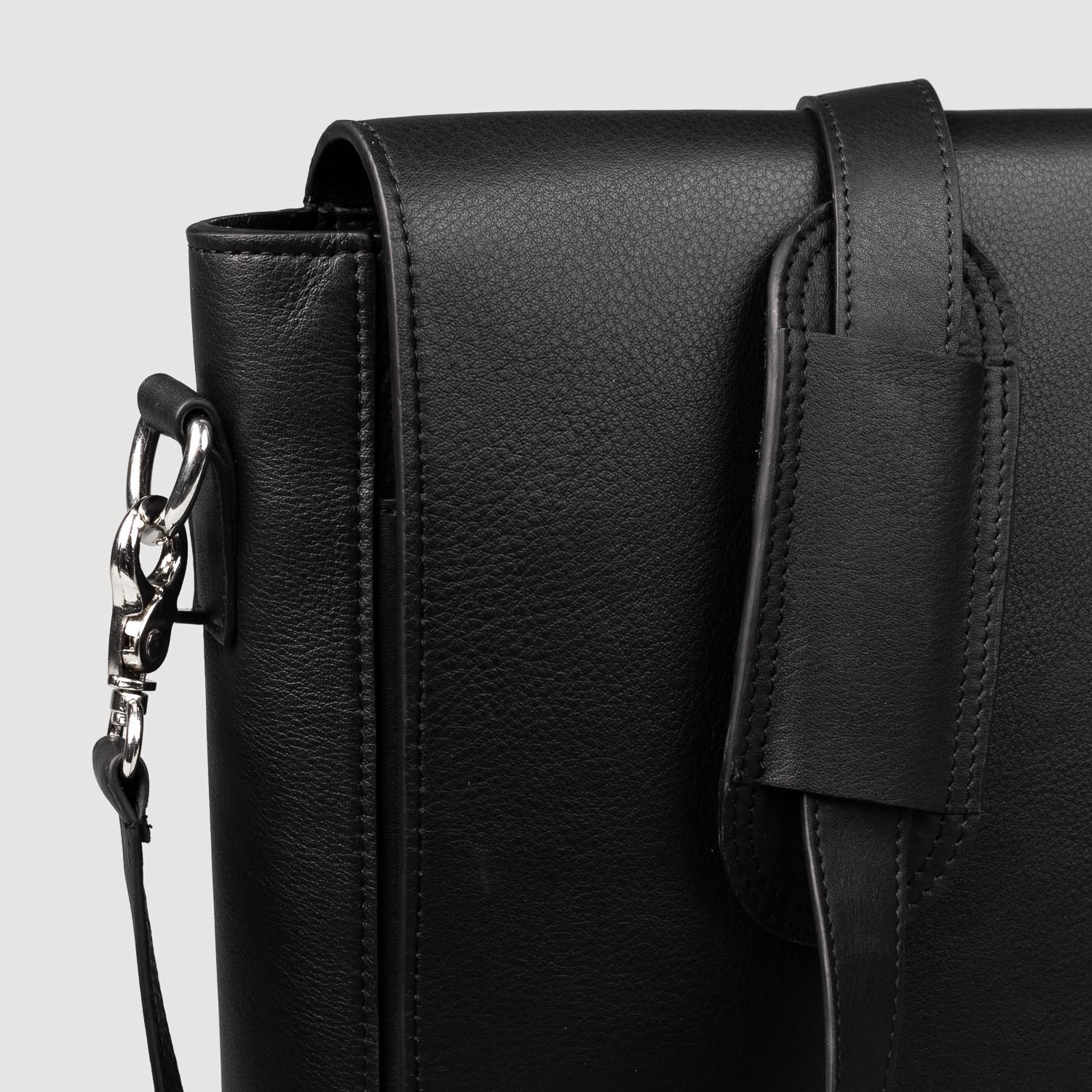 The Carismatico Black Leather Messenger Bag - Image 9